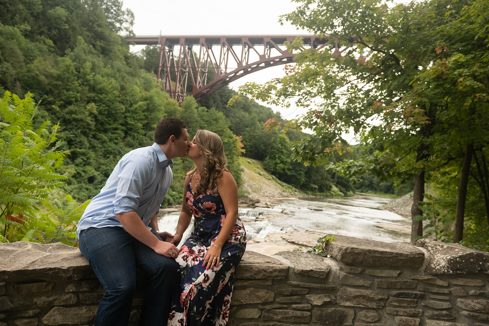 couple kisses in front of bridge in New York 