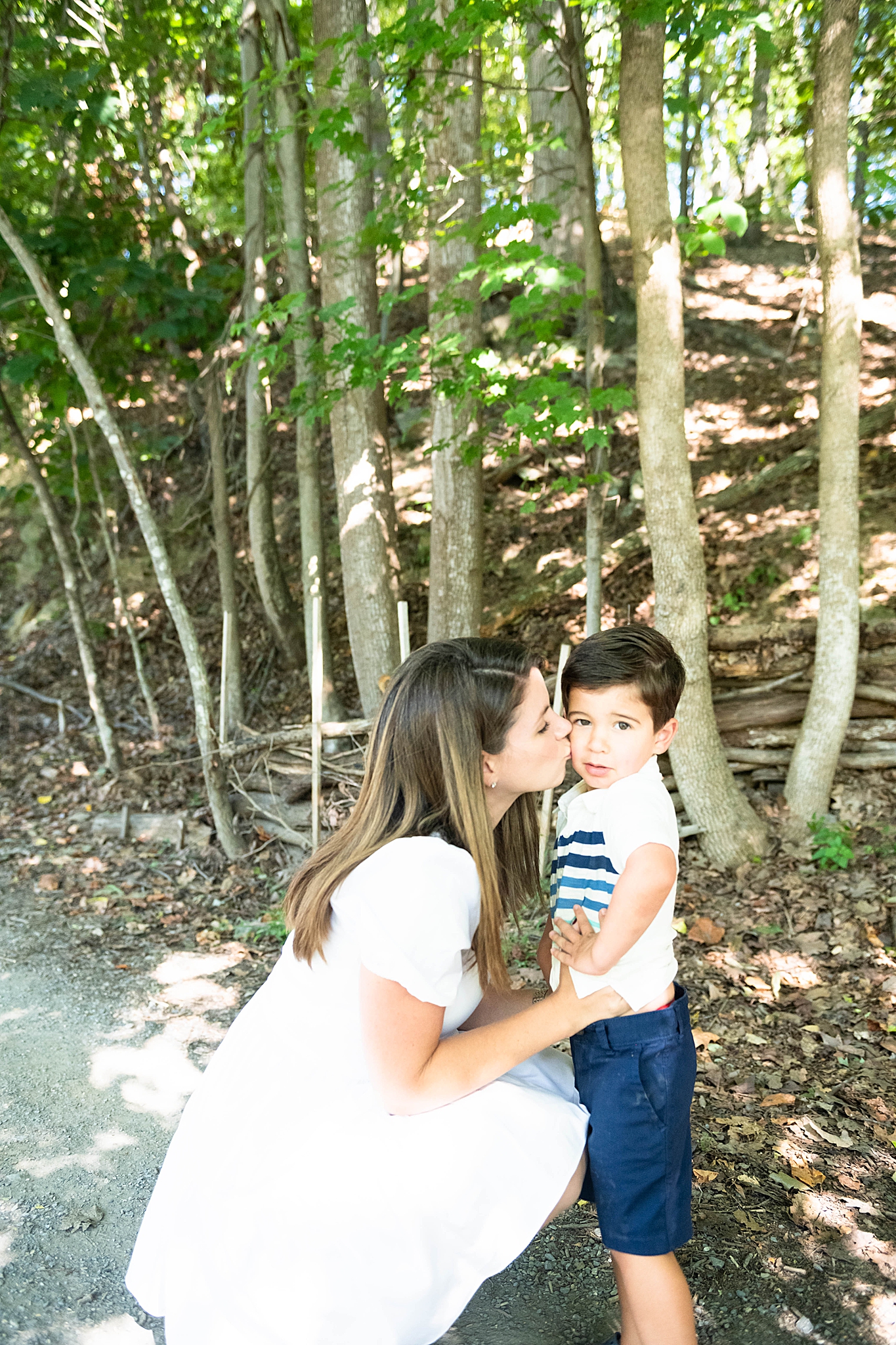mom kisses son during Lake Lingnanore family photos