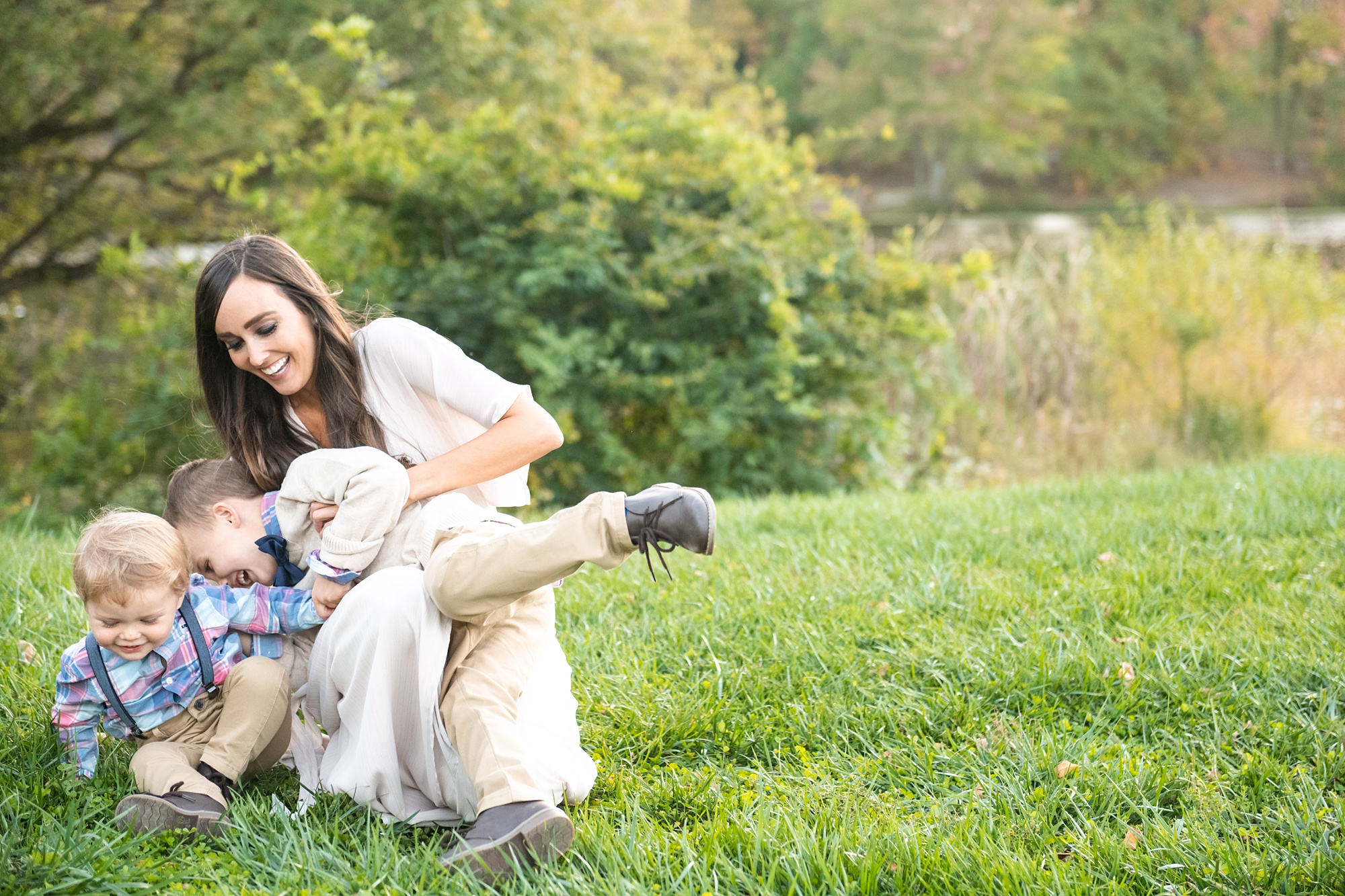 mom plays with sons during Frederick County family photos