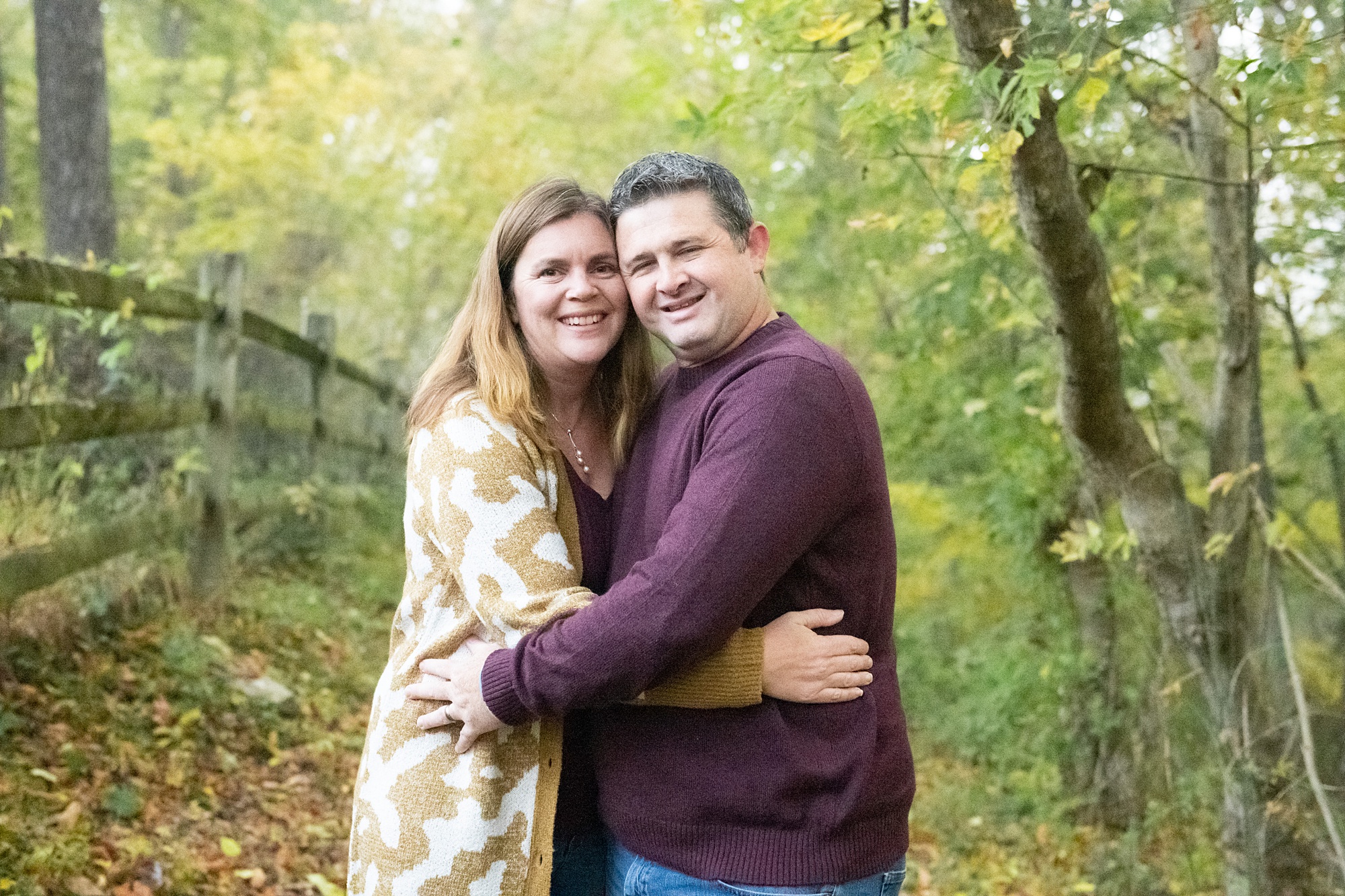parents hug during Maryland family photos in the fall